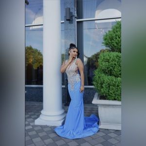 Selling my prom dress for 800 it’s negotiable size medium.